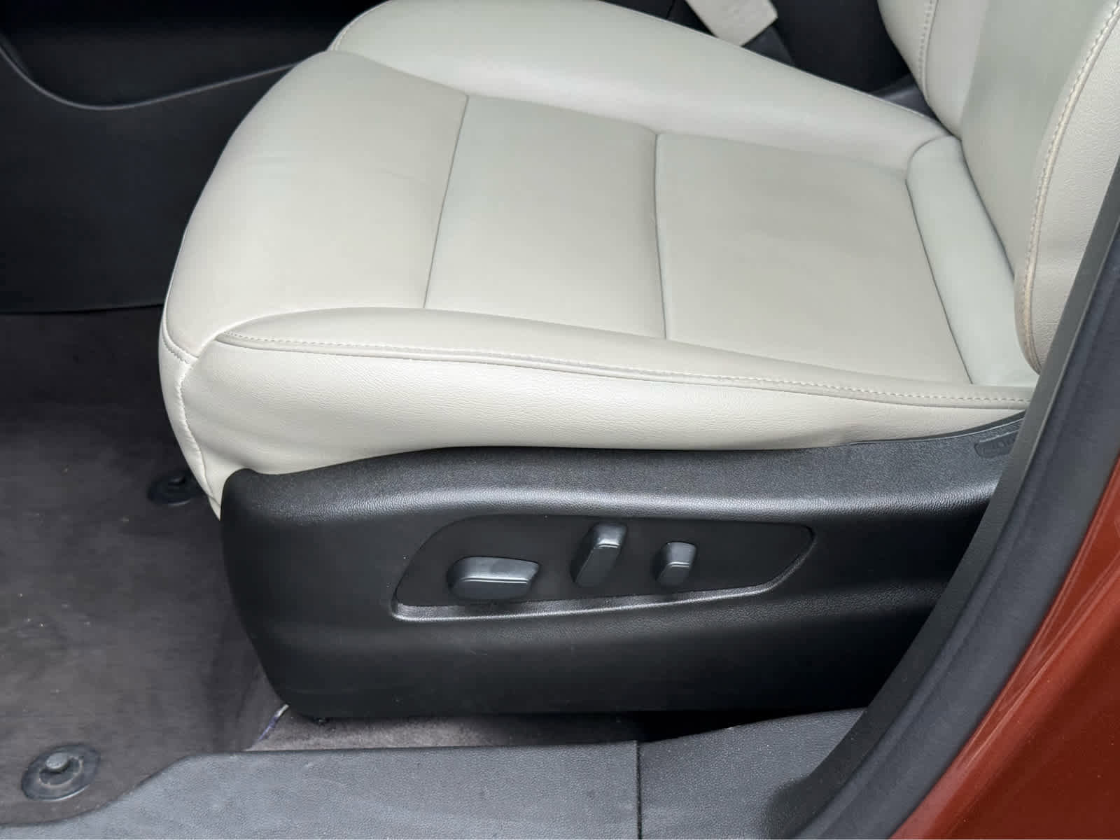 Used 2020 Cadillac XT4 Premium Luxury w/ Cold Weather Package FWD image 13