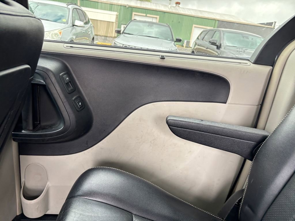 Used 2011 Chrysler Town & Country Touring-L w/ Entertainment Group #2 FWD image 26