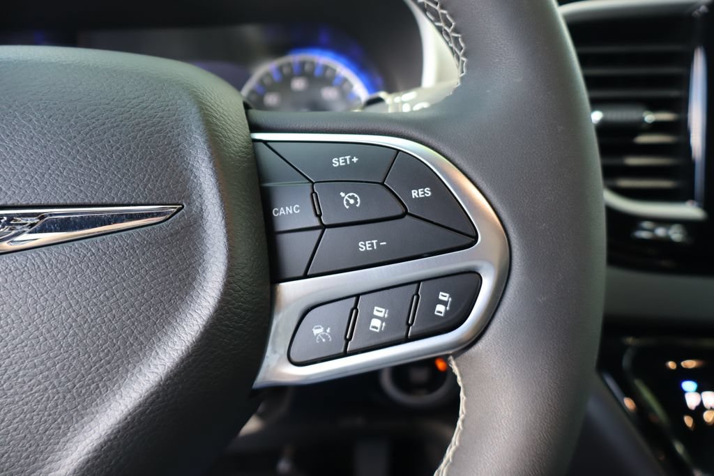 Used 2026 Chrysler Pacifica Select FWD image 16