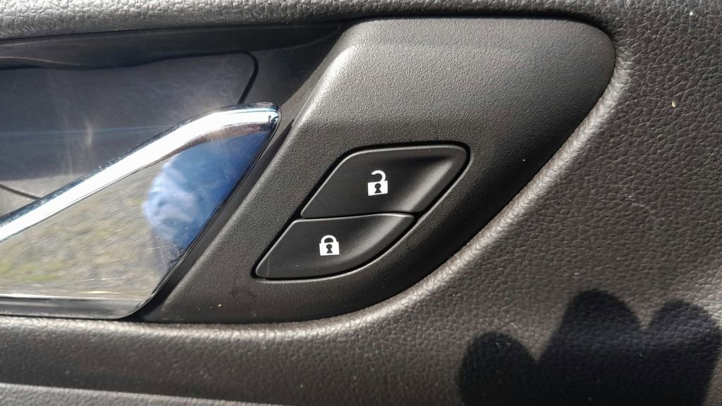 Used 2023 GMC Acadia SLT image 17