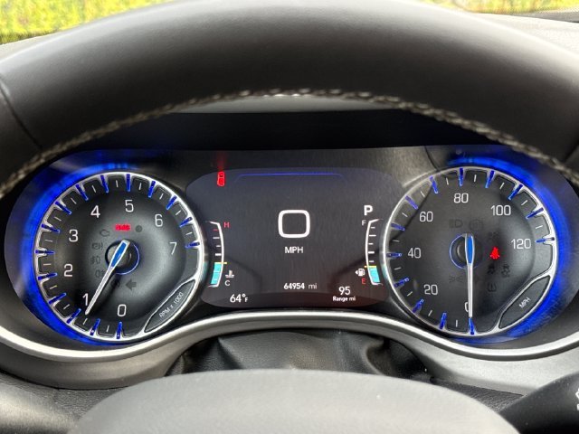 Used 2025 Chrysler Pacifica Select FWD image 11