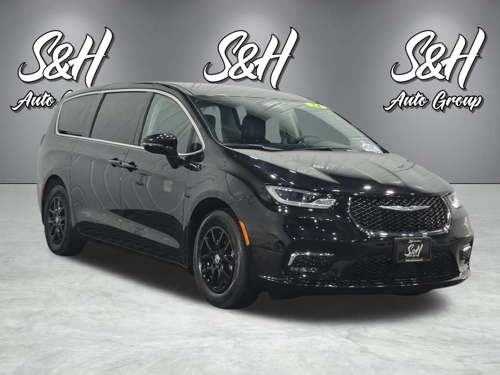 Used 2024 Chrysler Pacifica Touring-L image 2