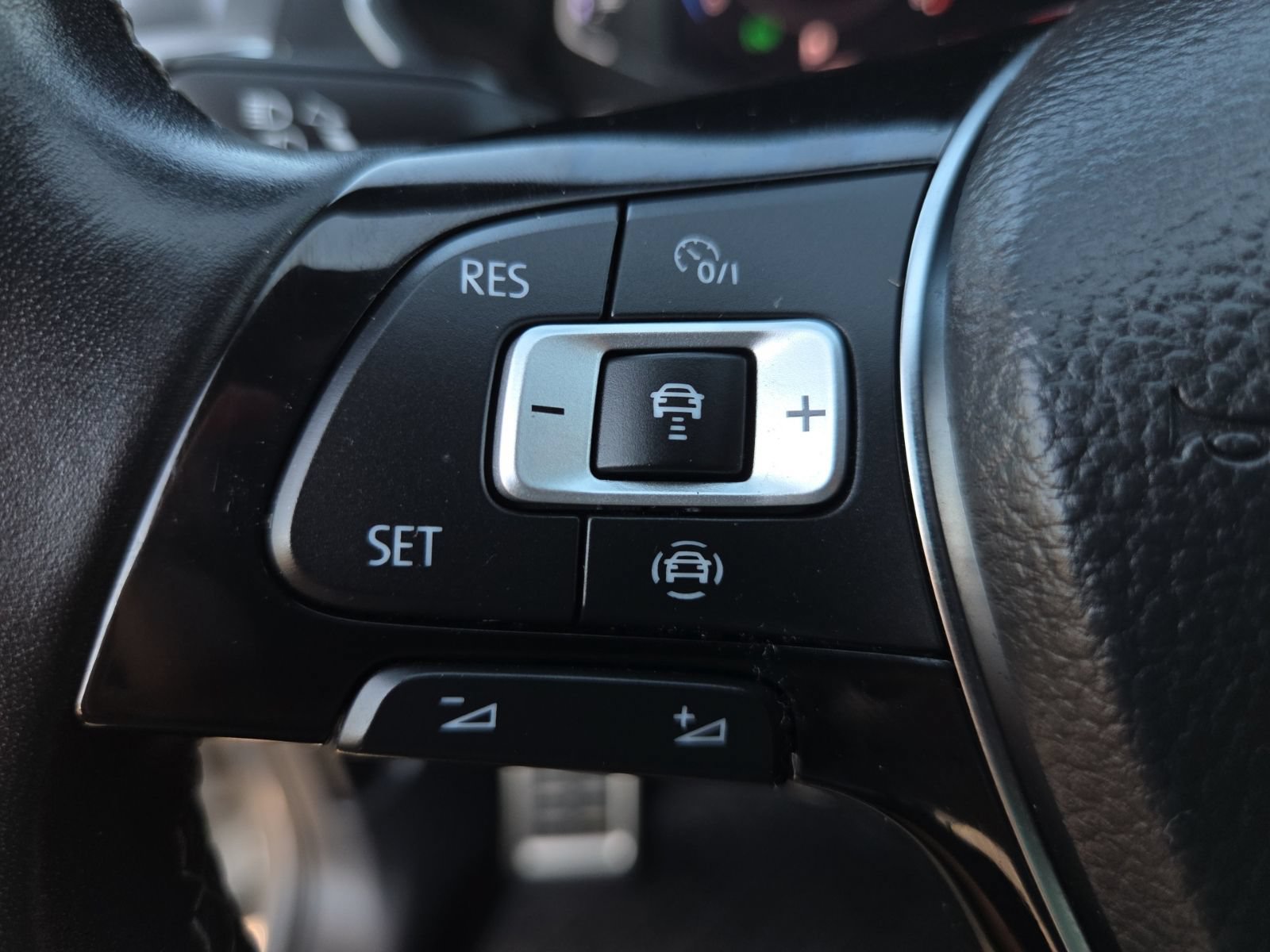 Used 2019 Volkswagen Tiguan SEL Premium R-Line AWD/4WD image 24