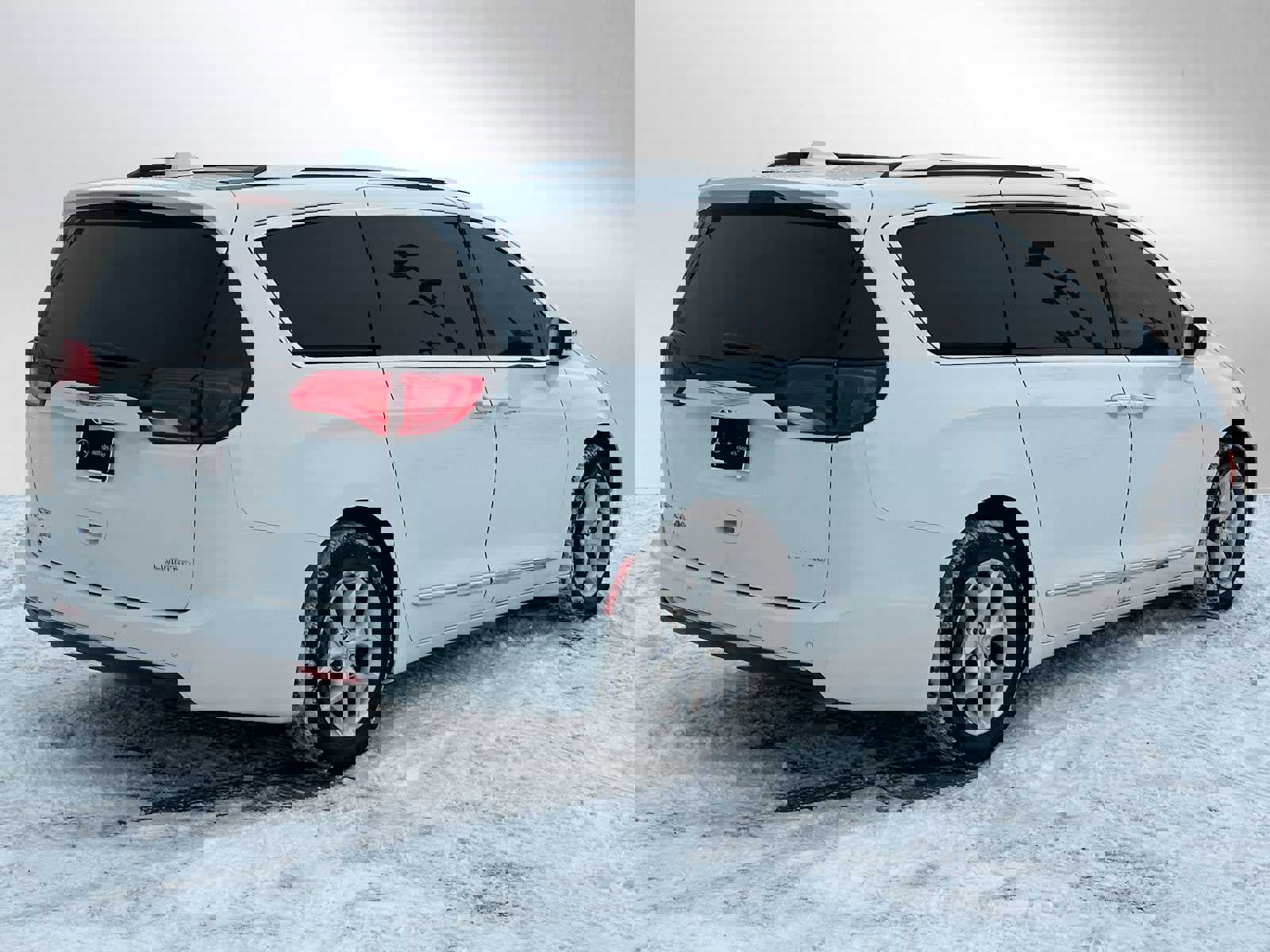 Used 2020 Chrysler Pacifica Limited image 3