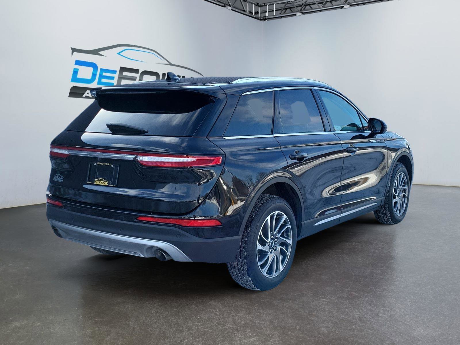 Used 2022 Lincoln Corsair Standard w/ Equipment Group 101A image 3