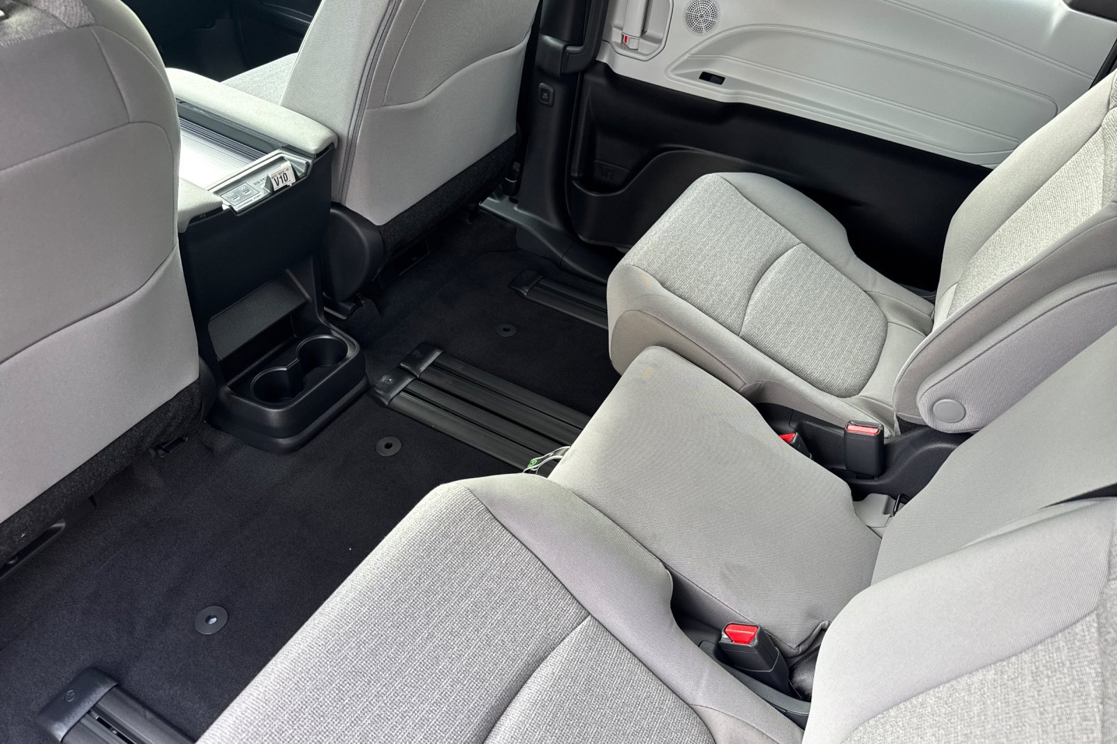 New 2026 Toyota Sienna LE FWD image 14