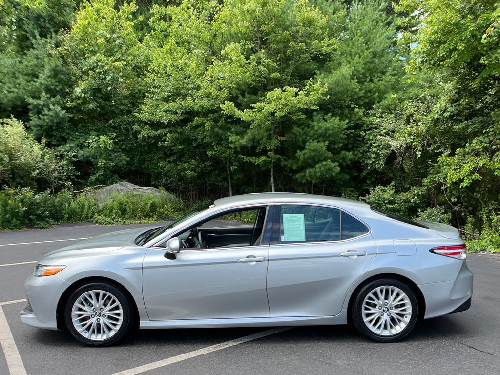Used 2018 Toyota Camry XLE FWD image 2