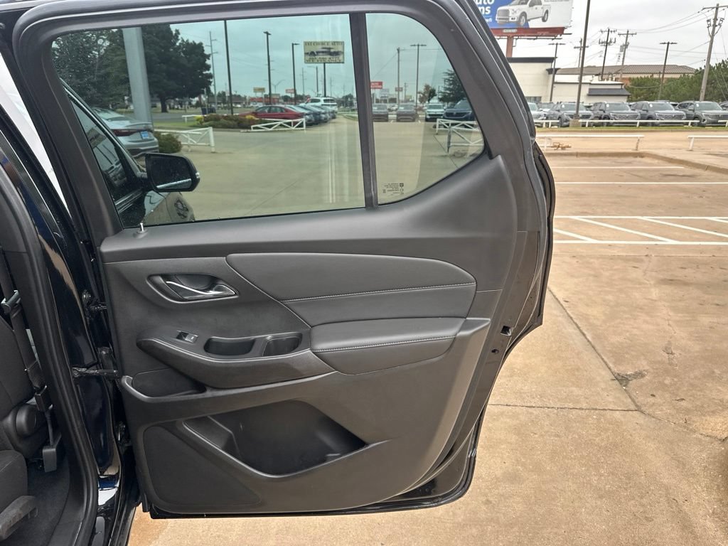 Used 2023 Chevrolet Traverse LT FWD image 18