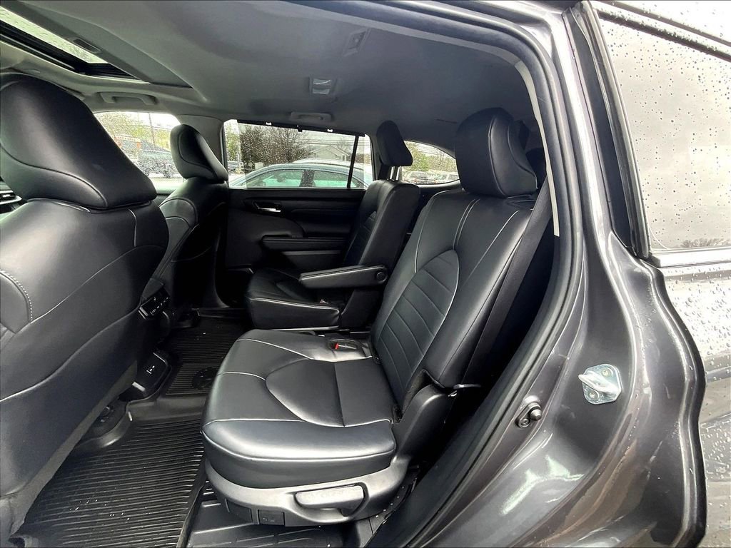 Used 2024 Toyota Highlander XLE AWD/4WD image 15