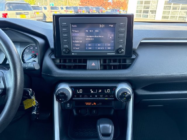 Used 2020 Toyota RAV4 LE AWD/4WD image 22