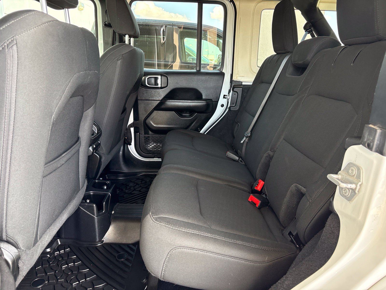 Used 2020 Jeep Wrangler Unlimited Sahara AWD/4WD image 15