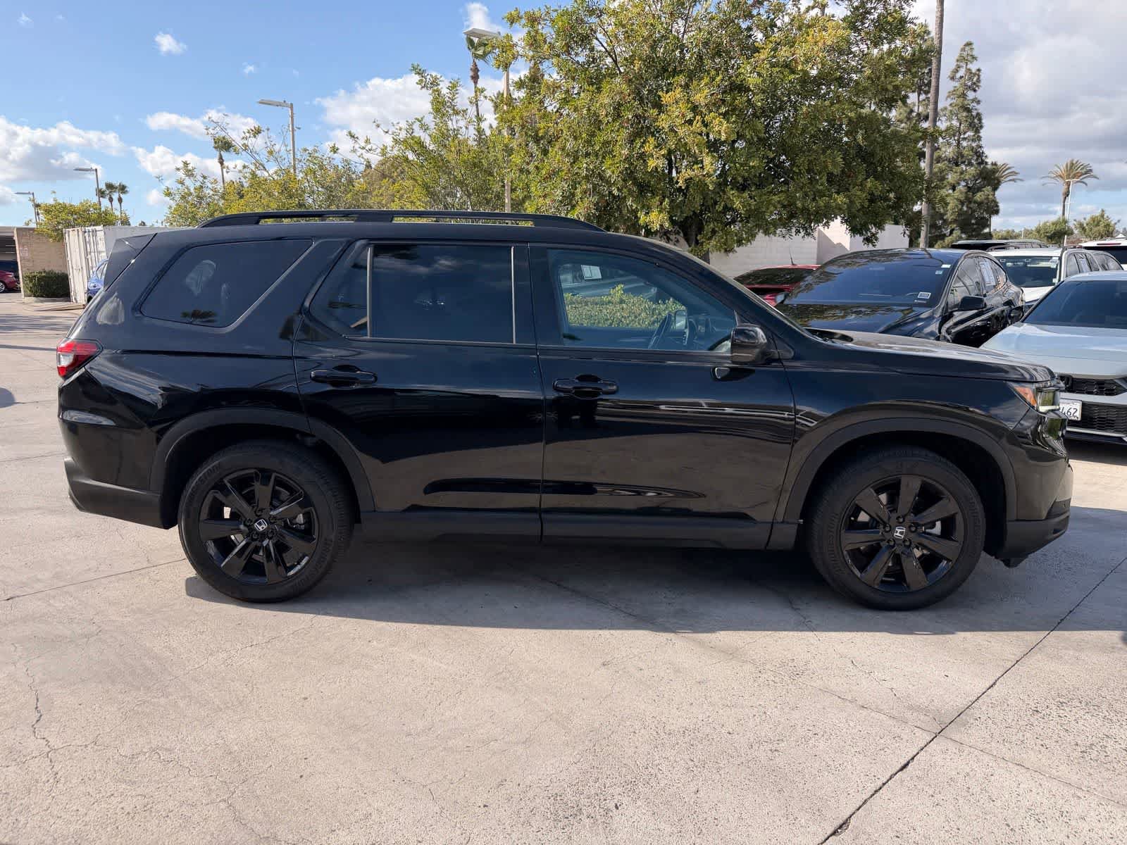 Used 2025 Honda Pilot Black Edition image 6