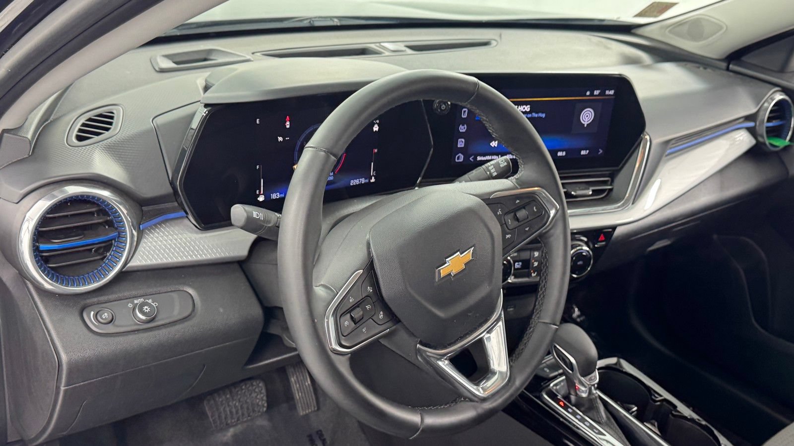 Used 2025 Chevrolet Trax LT w/ LT Convenience Package FWD image 33