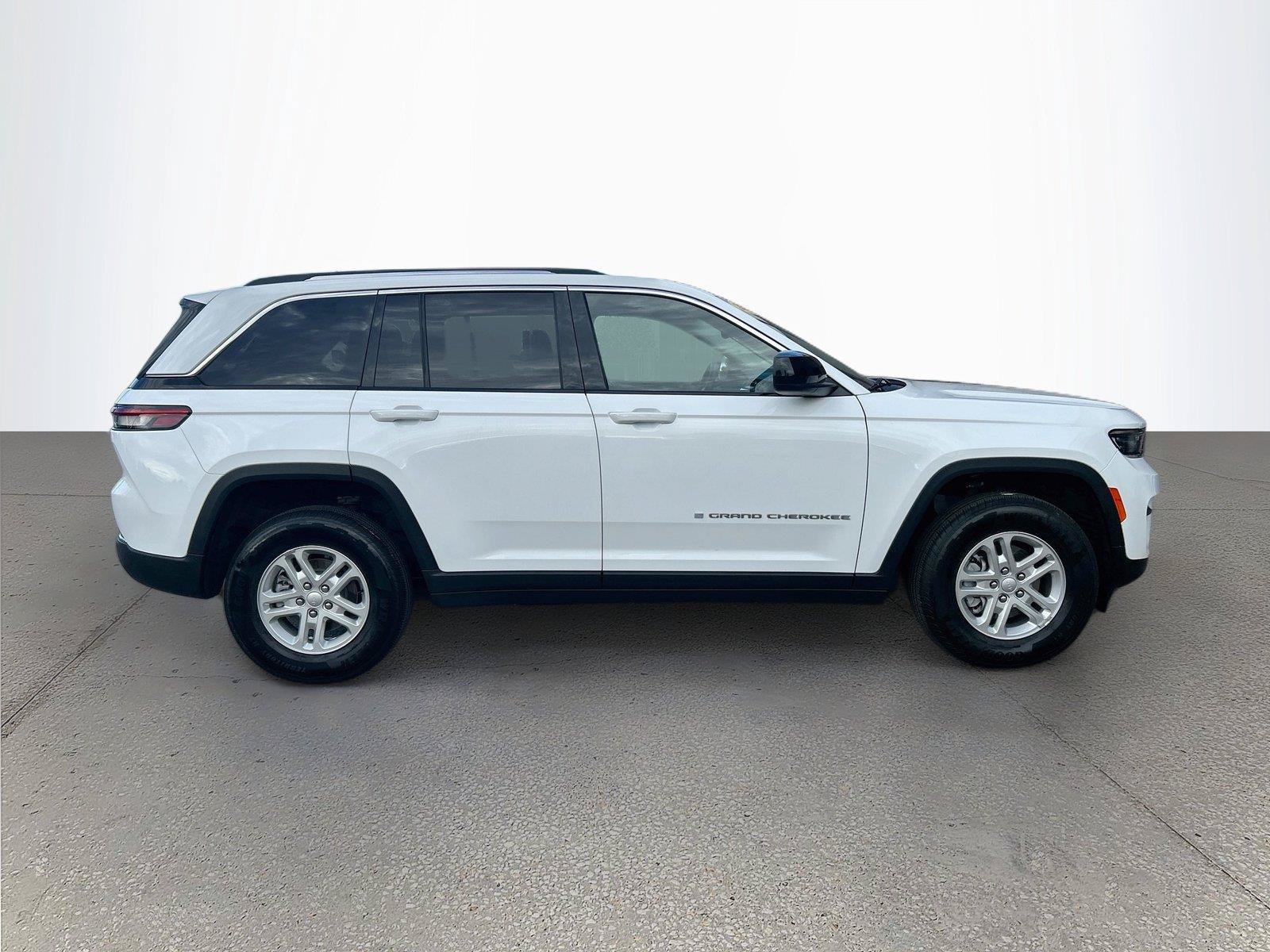 Used 2023 Jeep Grand Cherokee Laredo AWD/4WD image 3