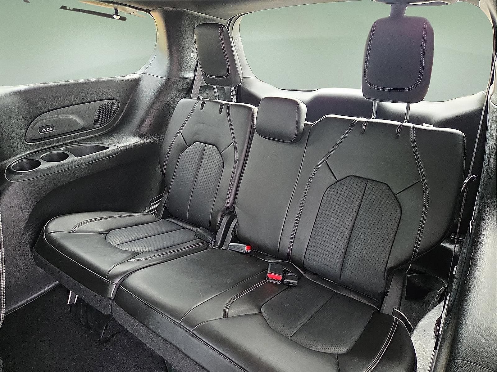 Used 2023 Chrysler Pacifica Touring-L w/ Uconnect Theater Family Group AWD/4WD image 10