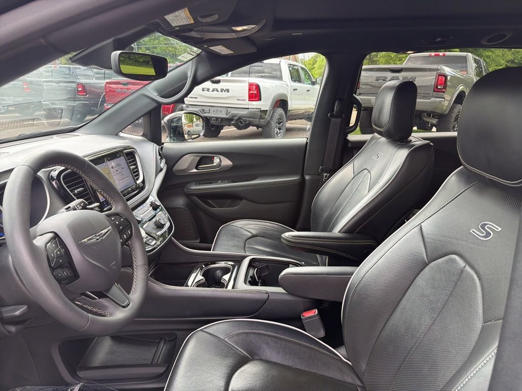 Used 2024 Chrysler Pacifica Premium FWD image 7