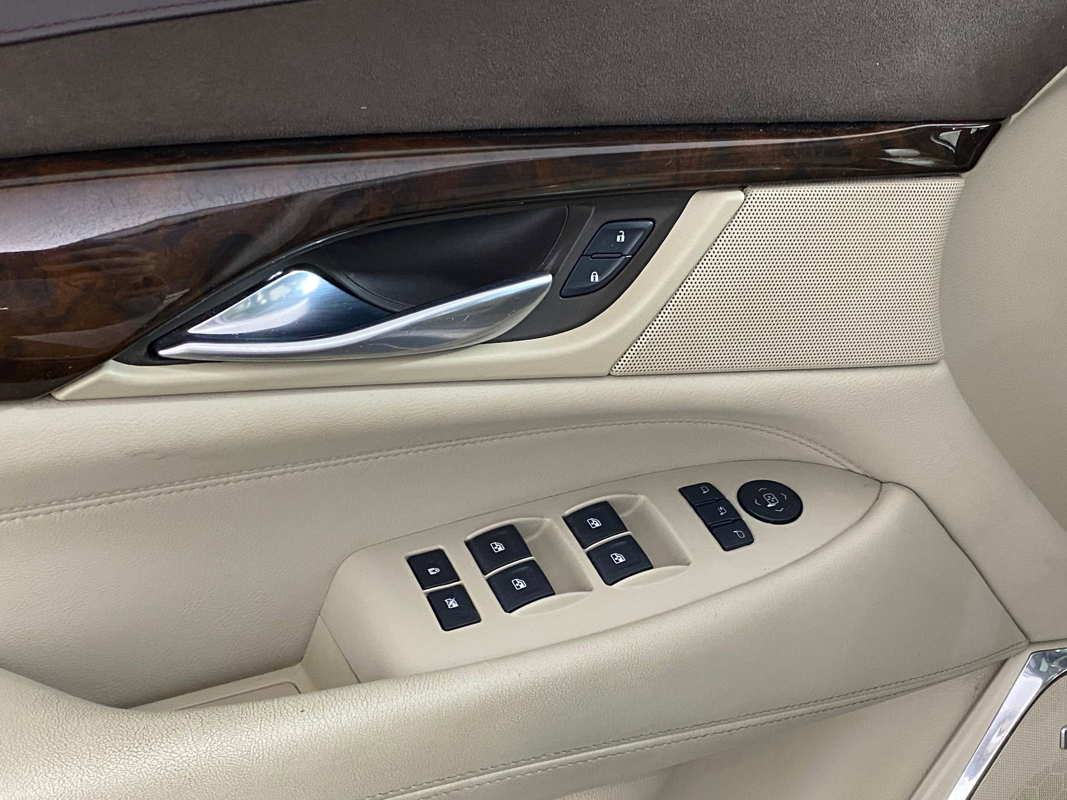 Used 2016 Cadillac Escalade Luxury image 23