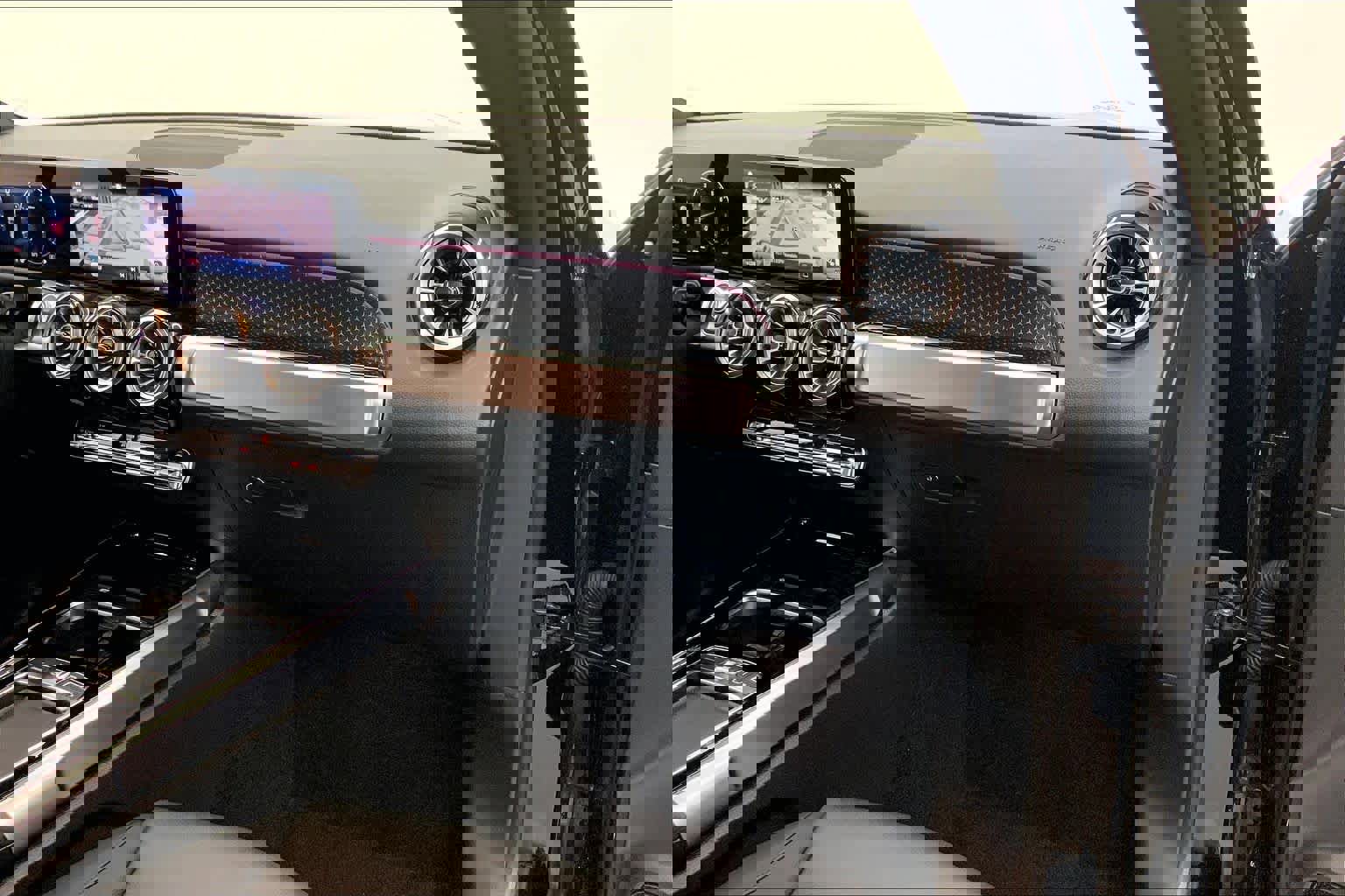 Used 2025 Mercedes-Benz GLB 250 image 28