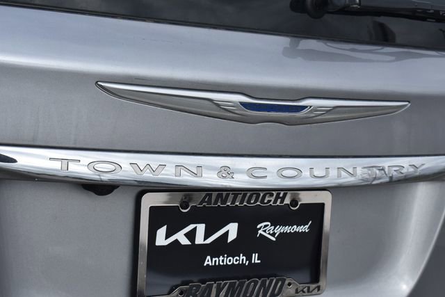 Used 2016 Chrysler Town & Country Touring FWD image 12
