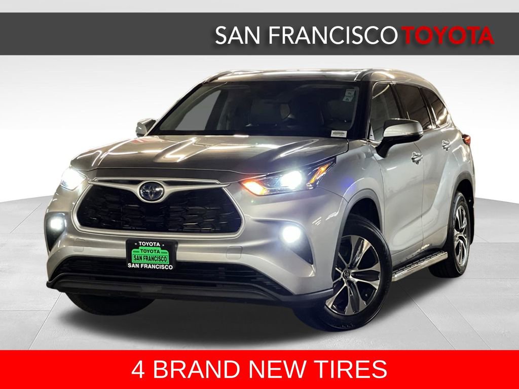 Used 2022 Toyota Highlander XLE AWD/4WD image 1