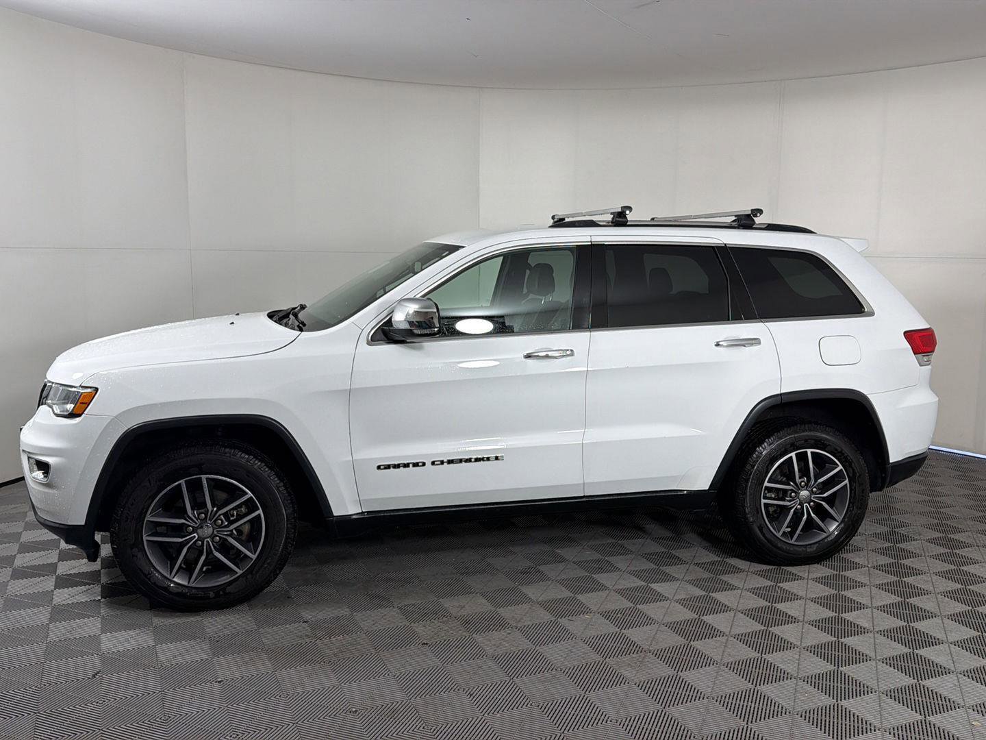 Used 2018 Jeep Grand Cherokee Limited w/ Trailer Tow Group IV AWD/4WD image 2