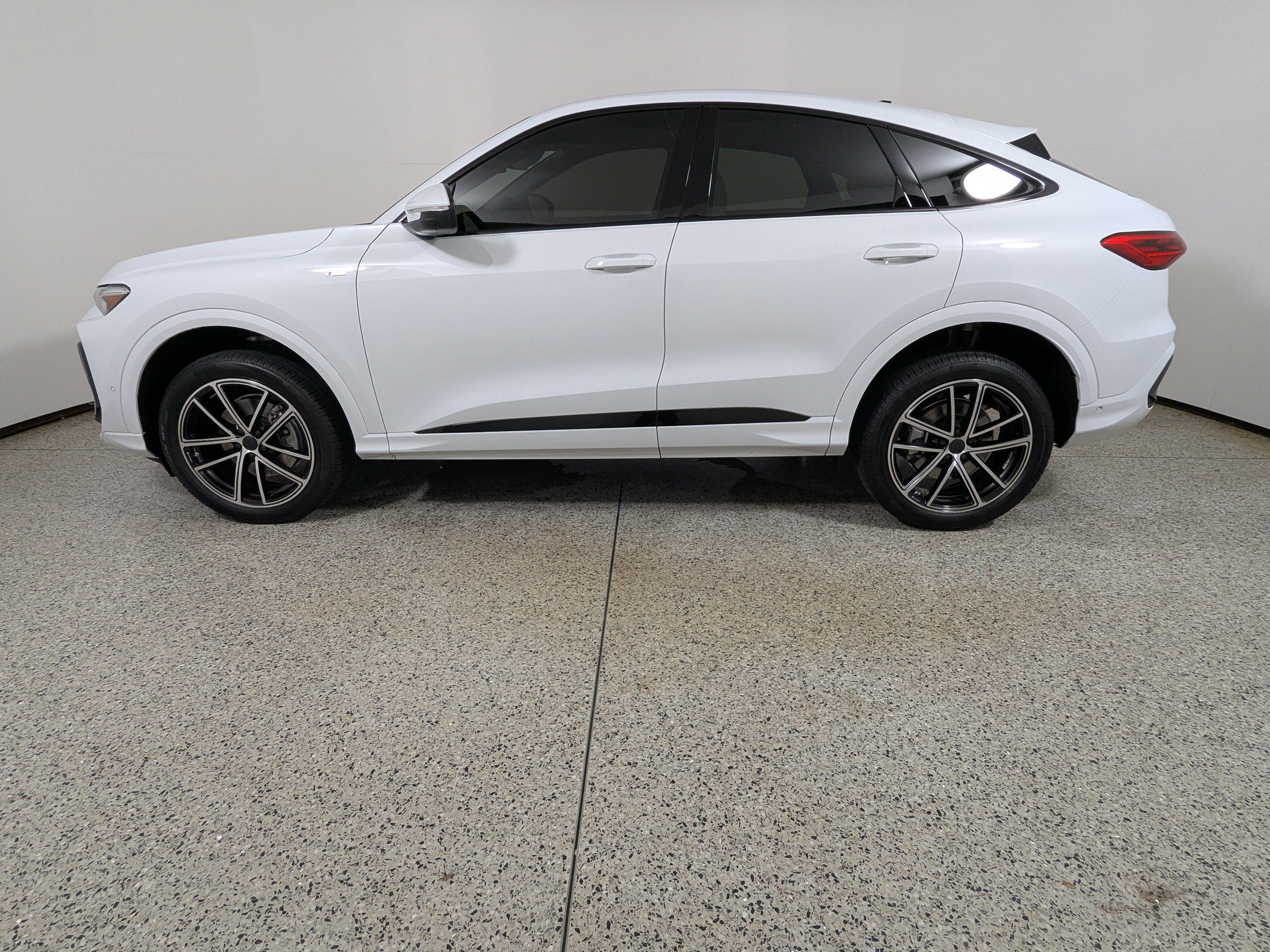 Certified 2026 Audi Q5 Premium Plus AWD/4WD image 4