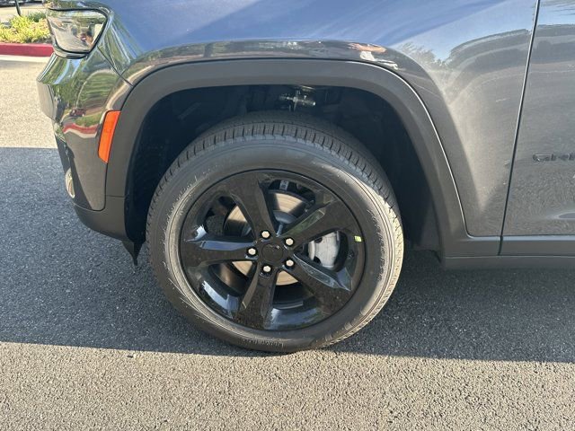 New 2025 Jeep Grand Cherokee Limited w/ Black Appearance Package image 11
