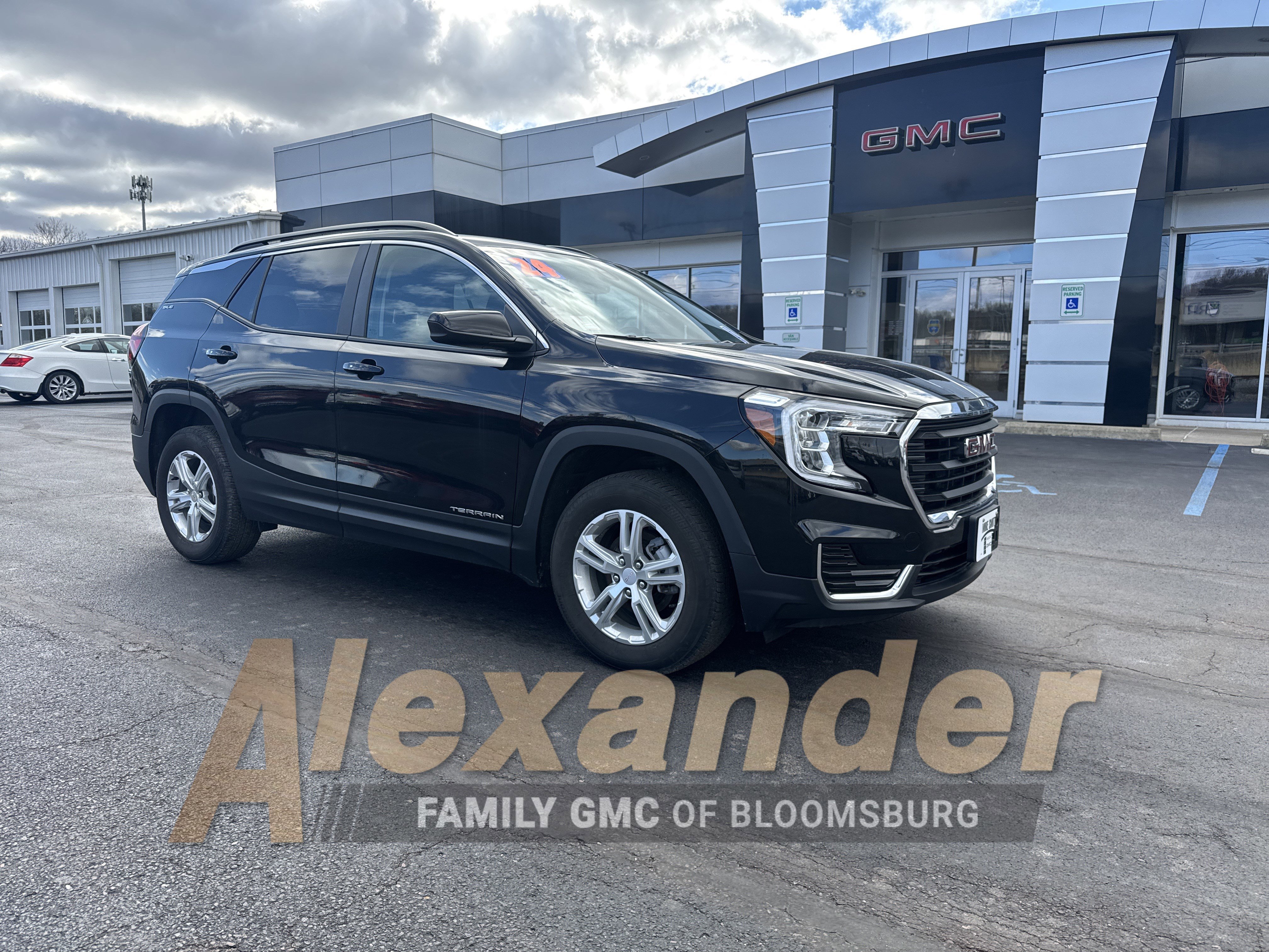 Used 2024 GMC Terrain SLE w/ Driver Convenience Package AWD/4WD image 1