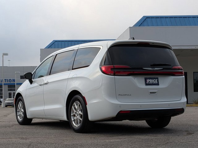 Used 2025 Chrysler Pacifica Select image 8