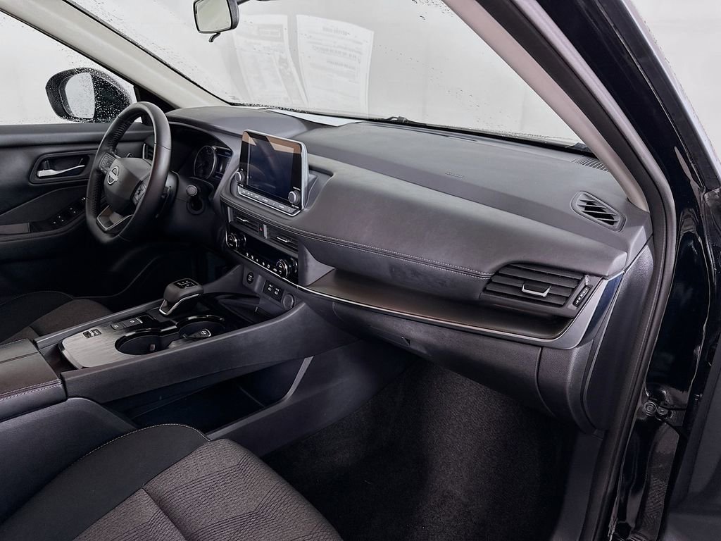 Used 2025 Nissan Rogue SV image 34