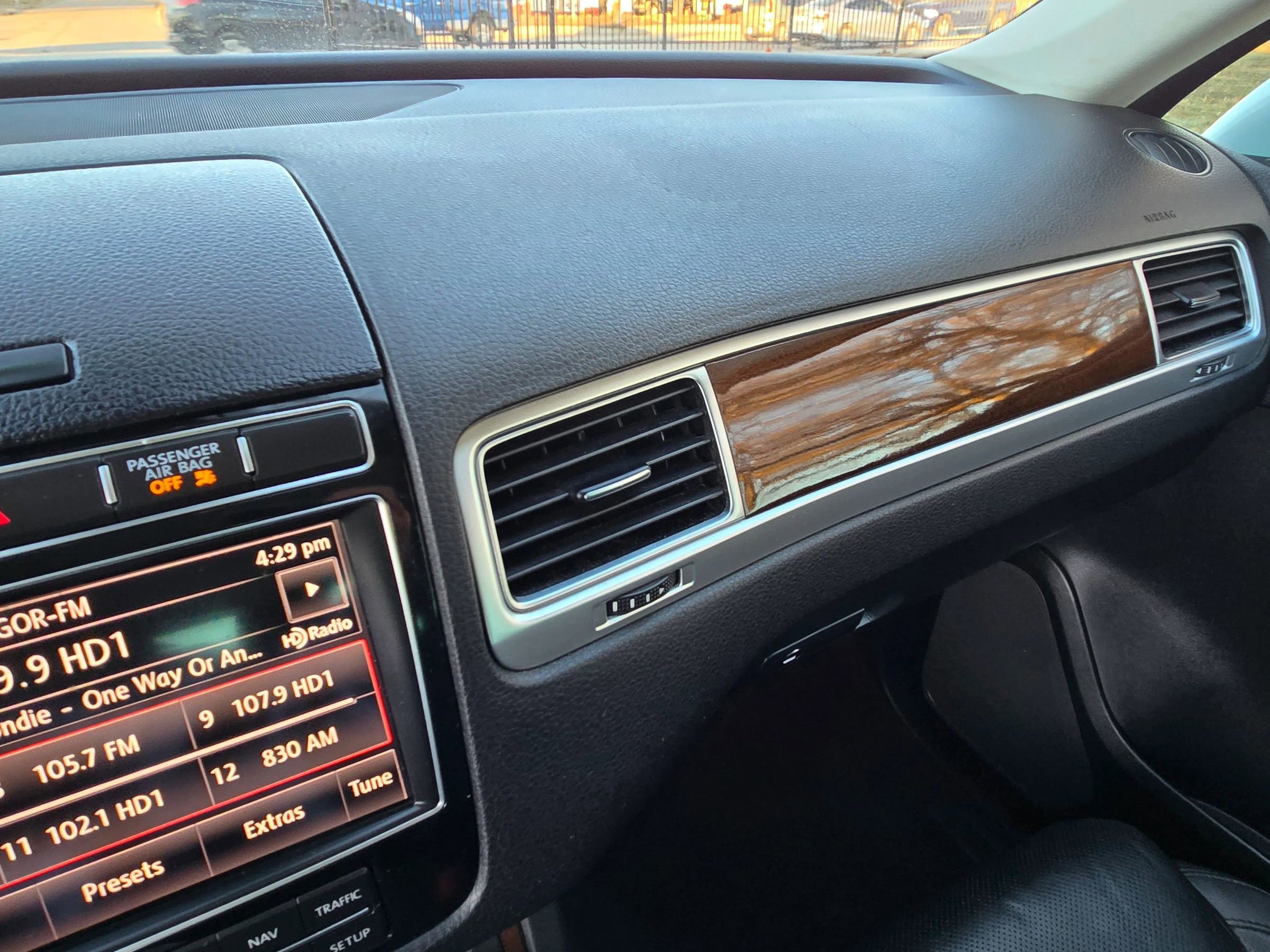 Used 2016 Volkswagen Touareg VR6 image 43