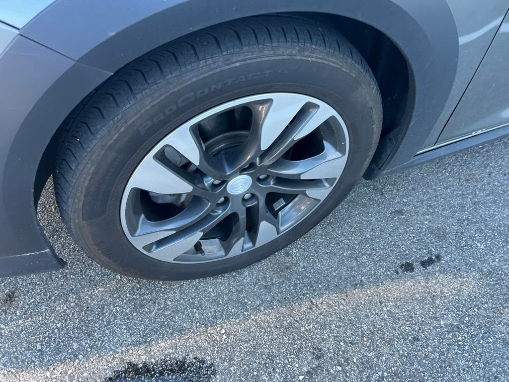 Used 2018 Buick Regal Essence w/ Driver Confidence Package #1 AWD/4WD image 2