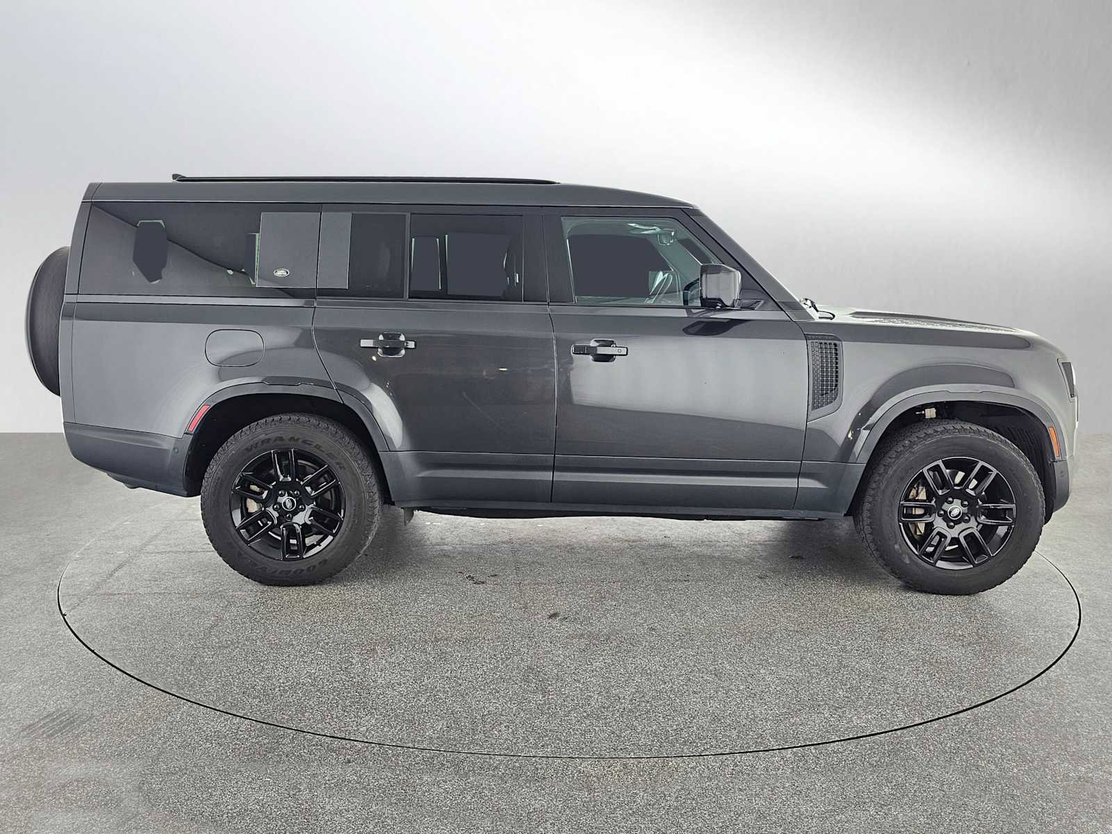 Used 2023 Land Rover Defender 130 S image 6