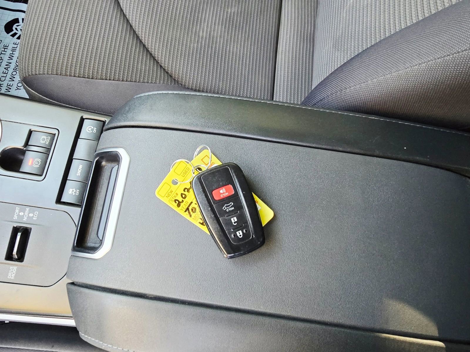 Used 2020 Toyota Highlander LE FWD image 21