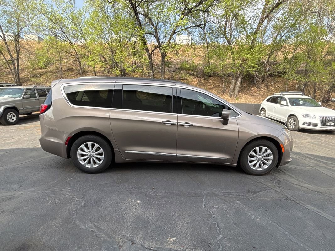 Used 2017 Chrysler Pacifica Touring-L image 7