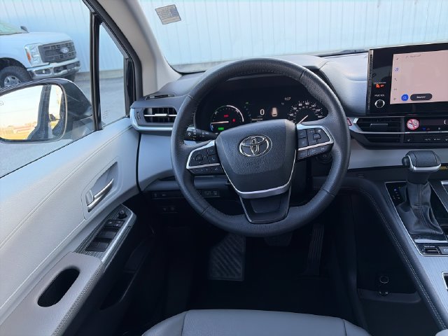 Used 2026 Toyota Sienna XLE FWD image 13