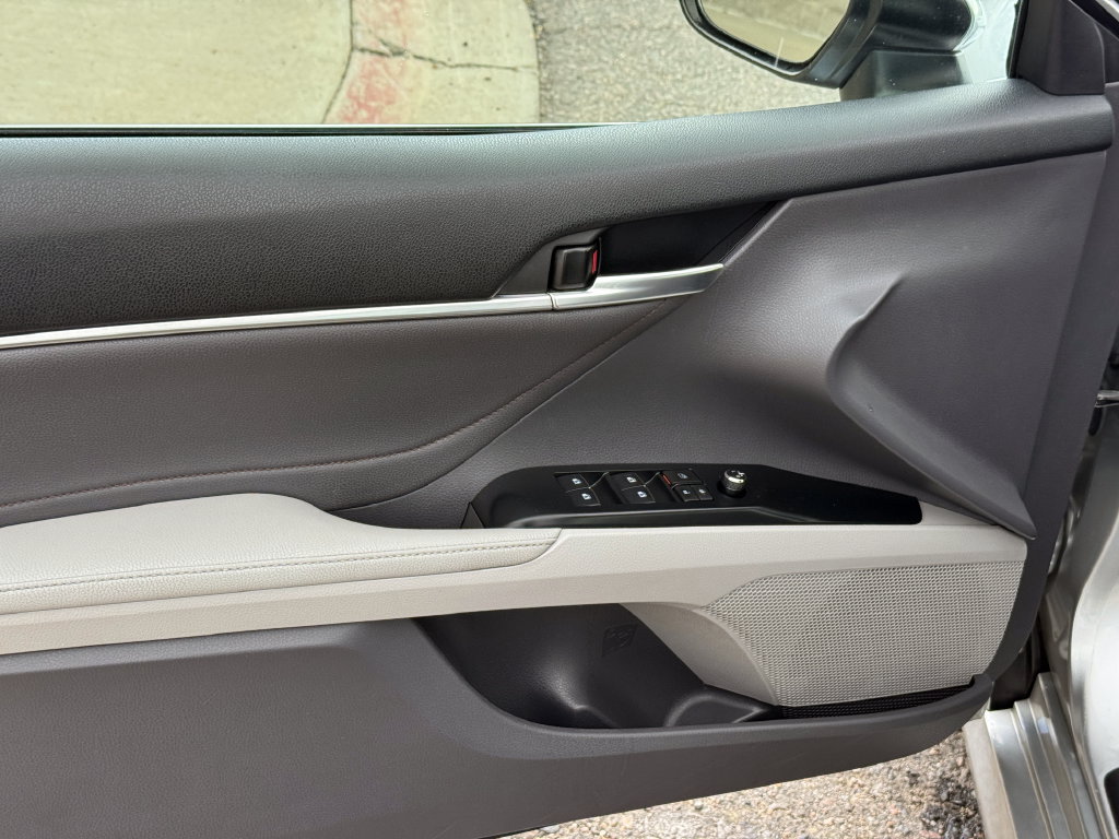 Used 2018 Toyota Camry XLE FWD image 16
