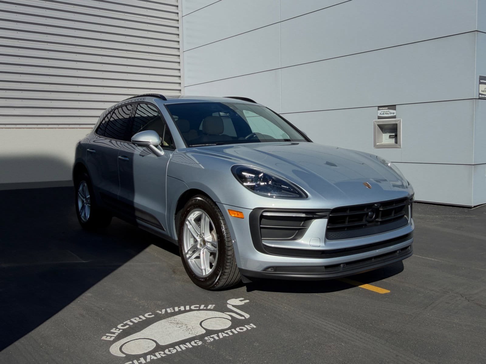 Certified 2025 Porsche Macan AWD/4WD image 7