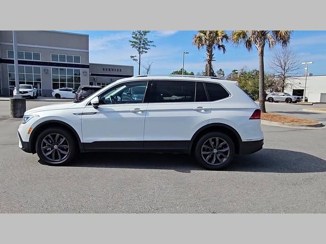Used 2023 Volkswagen Tiguan SE w/ Panoramic Sunroof Package FWD image 19