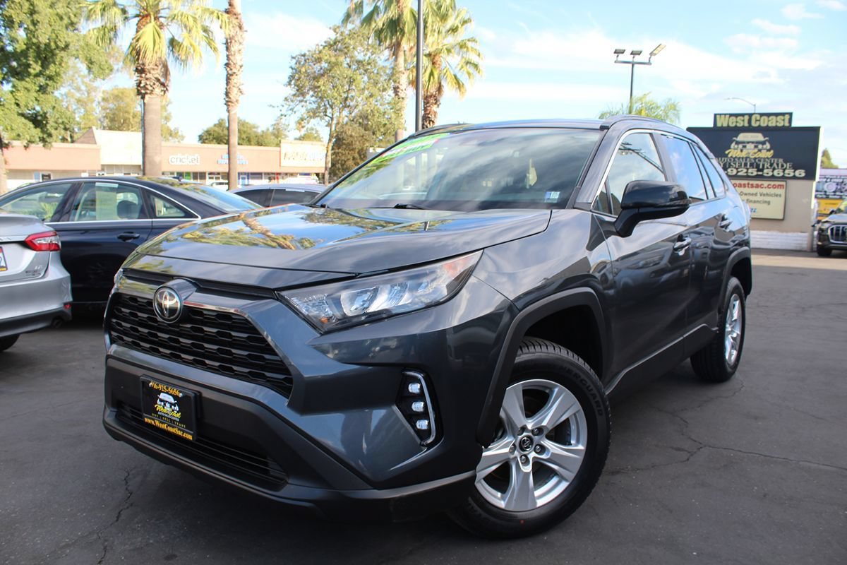 Used 2019 Toyota RAV4 LE w/ Carpet Mat Package FWD image 2