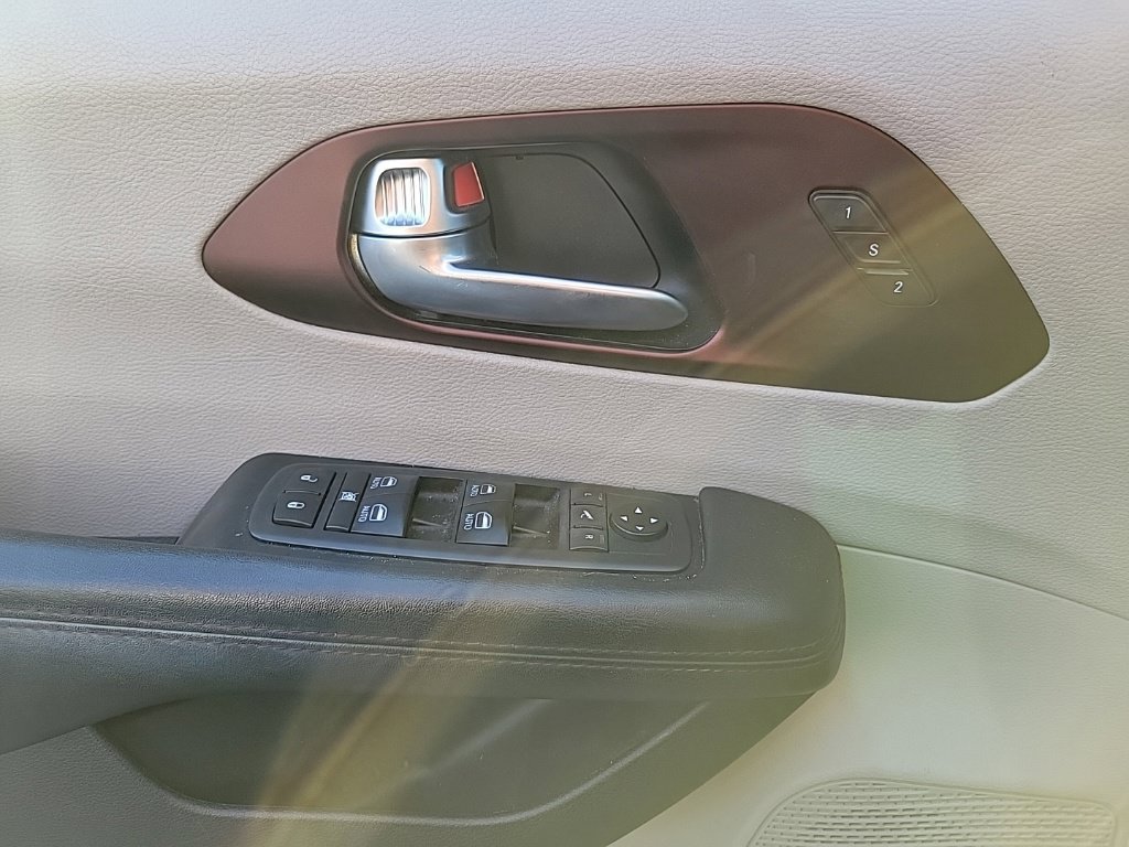 Used 2020 Chrysler Pacifica Limited FWD image 11