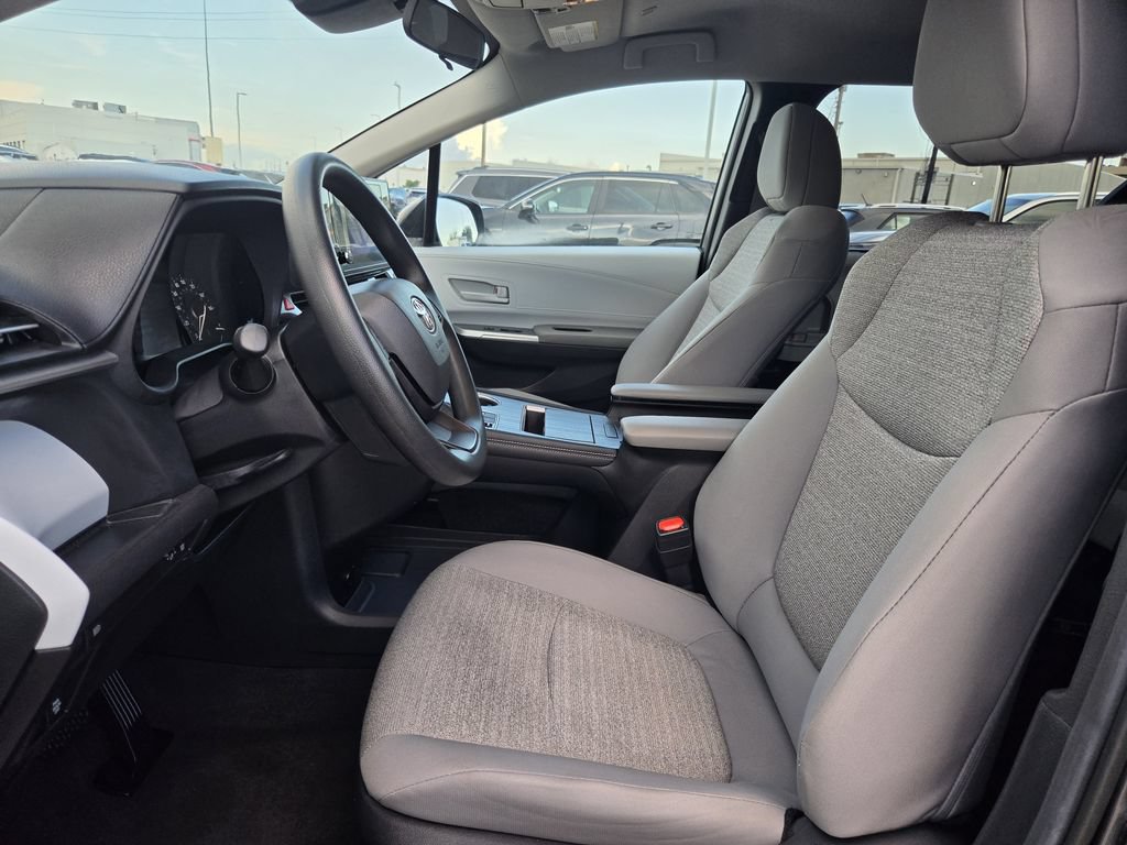 Used 2025 Toyota Sienna LE FWD image 27
