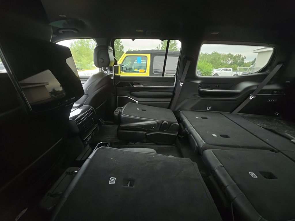 Used 2022 Jeep Wagoneer Series III w/ Rear Seat Entertainment Group AWD/4WD image 11