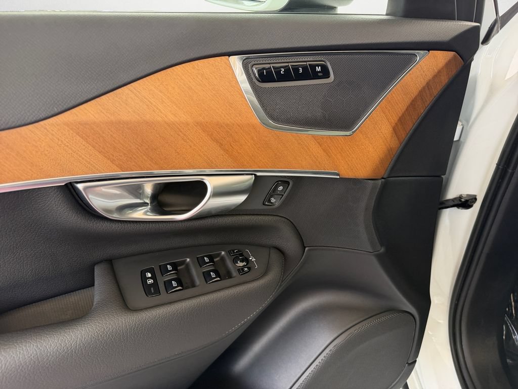 Used 2022 Volvo XC90 T6 Momentum w/ Climate Package AWD/4WD image 15