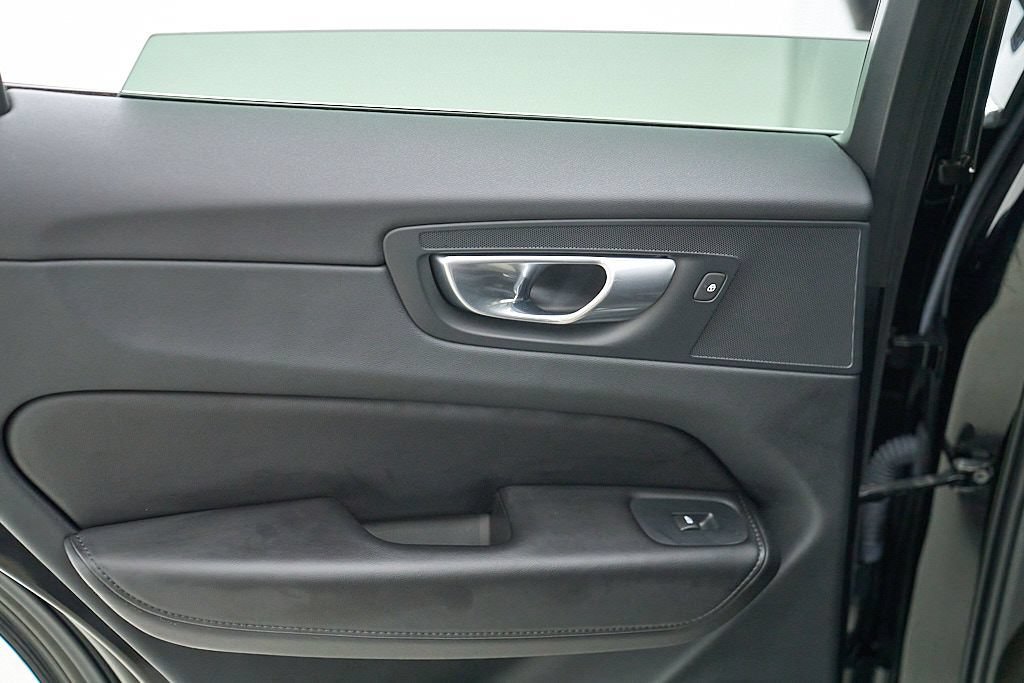 Certified 2023 Volvo XC60 B5 Plus AWD/4WD image 16