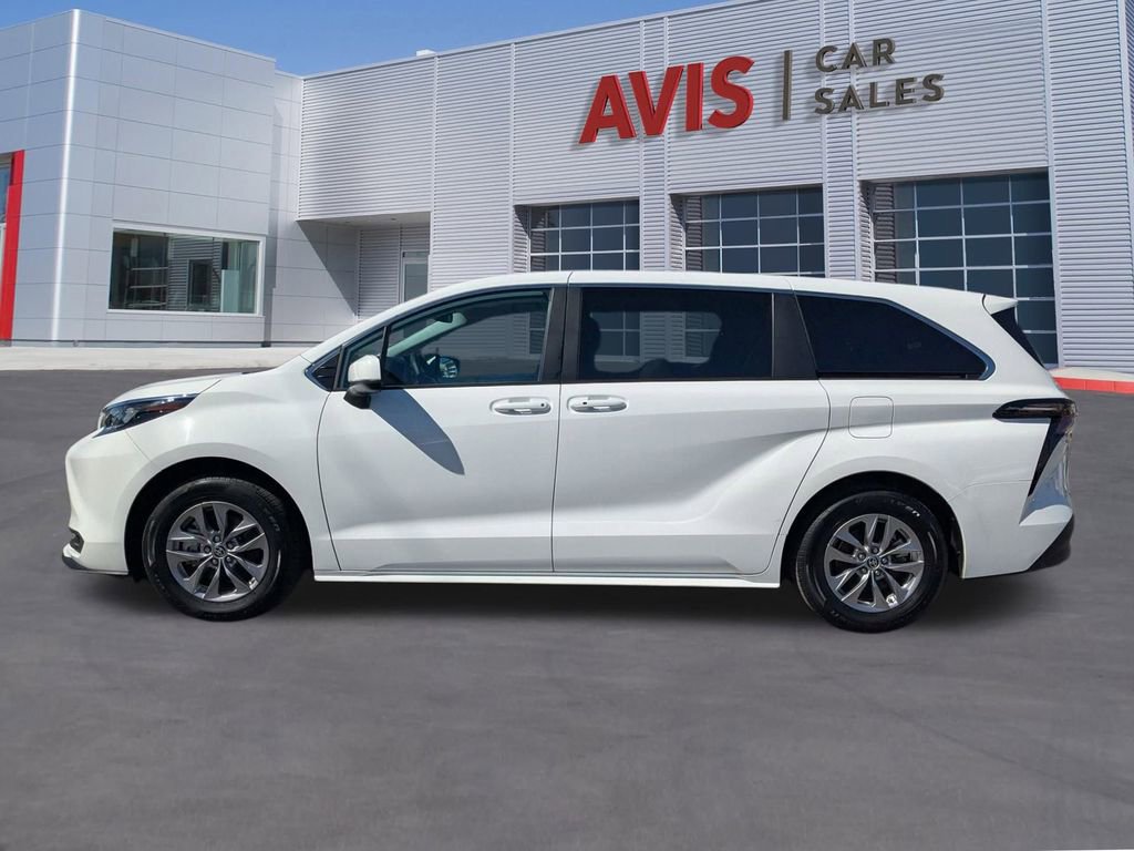 Used 2025 Toyota Sienna LE image 2