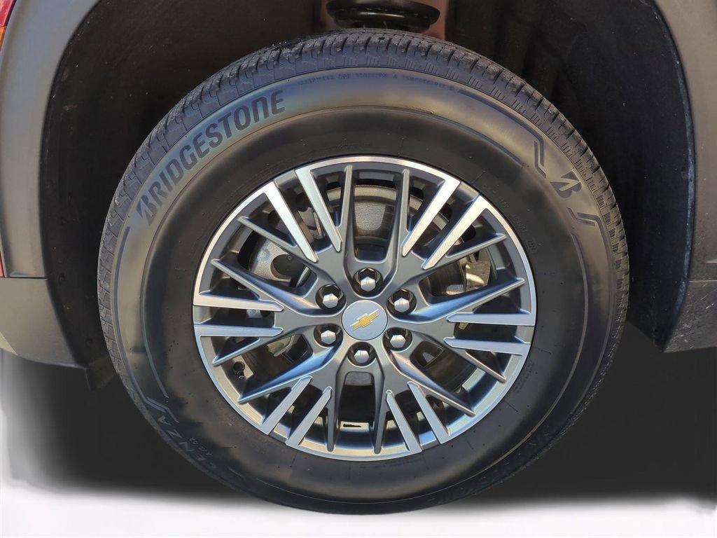 Used 2025 Chevrolet Traverse LT image 11