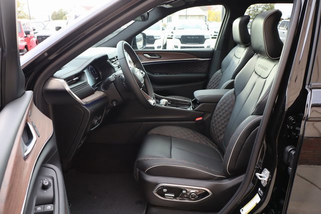 New 2025 Jeep Grand Cherokee Summit w/ Obsidian Package image 11