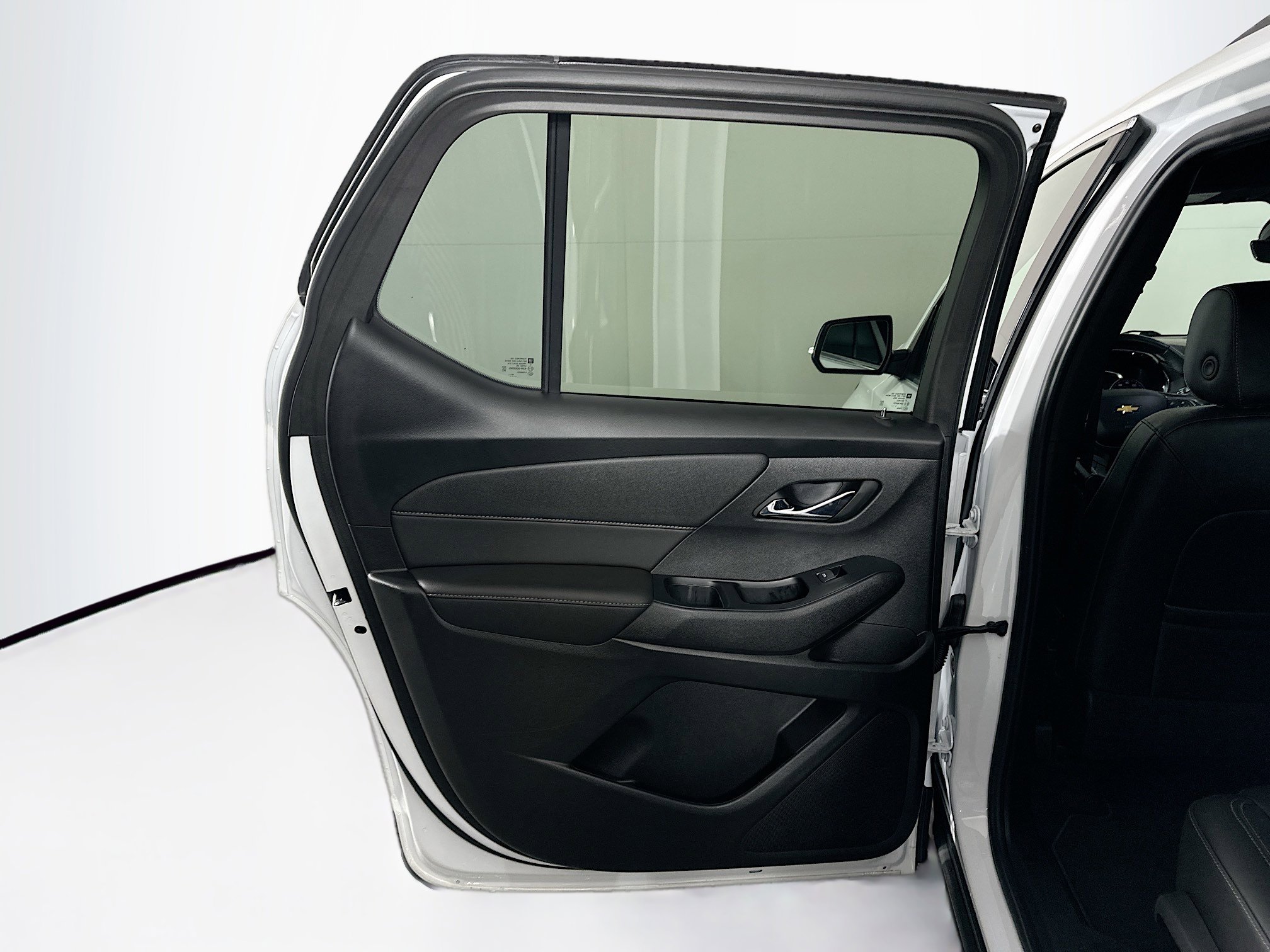 Used 2023 Chevrolet Traverse LT w/ Rear Camera Mirror Package image 25