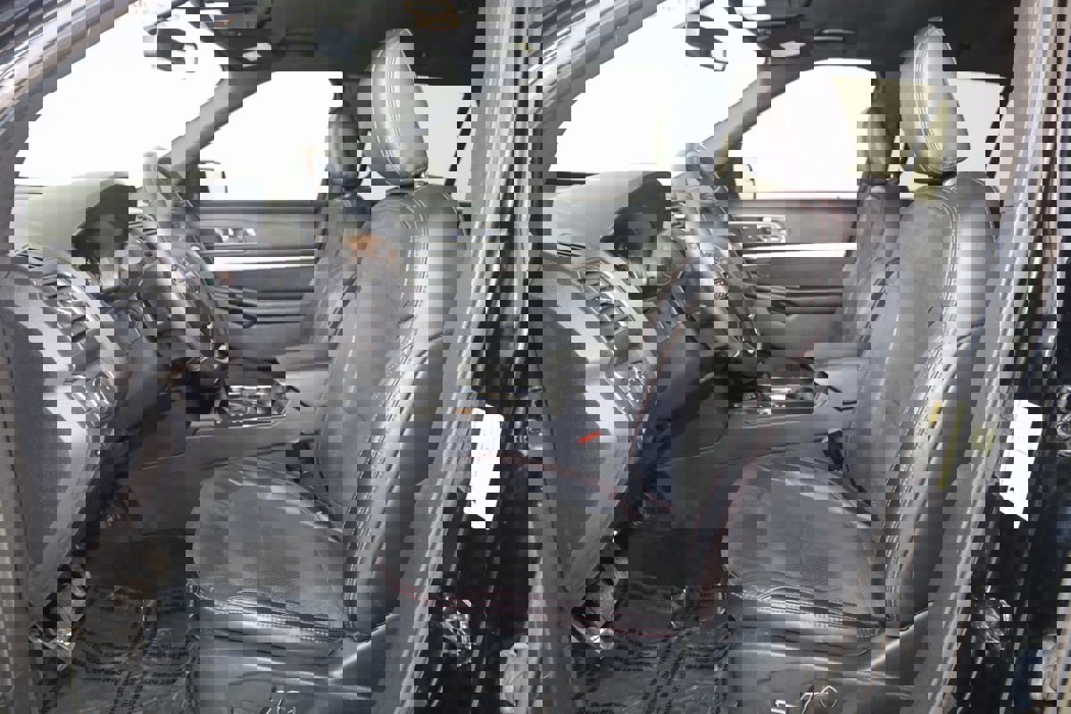 Used 2018 Ford Explorer XLT w/ Equipment Group 202A image 11